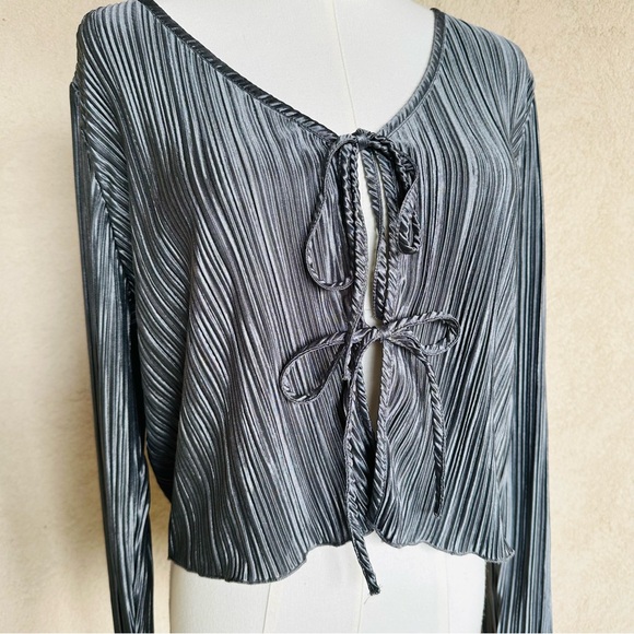 Urban Social Long Sleeve Top Front Tie Top NWT - Picture 2 of 6